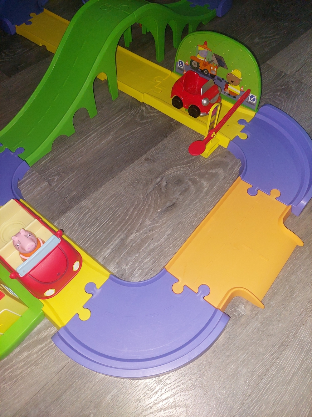 Peppa Pig All Around Peppa’s Town Set 114718 train tracks 7 Figures Table Chairs - Picture 5 of 5